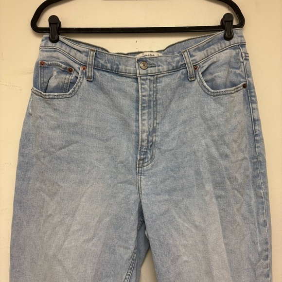 Abercrombie & Fitch Curve Love Ultra High Rise 90s Straight Jeans - Picture 6 of 11